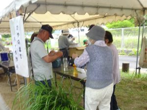 The Hanasyobu festival's instructor taught insitors make grasshopper's art