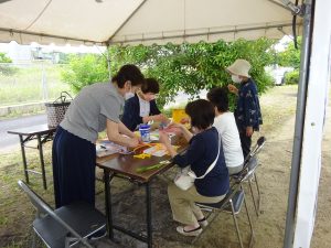 The Hanasyobu festival's instructor taught insitors make handmade recyclepulp tape 
